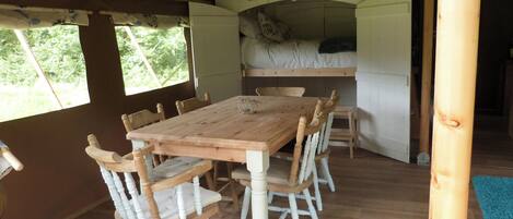 รับประทานอาหารกลางแจ้ง