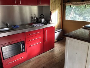Dishwasher, cookware/dishes/utensils - Camnant (Newcastle Emlyn)