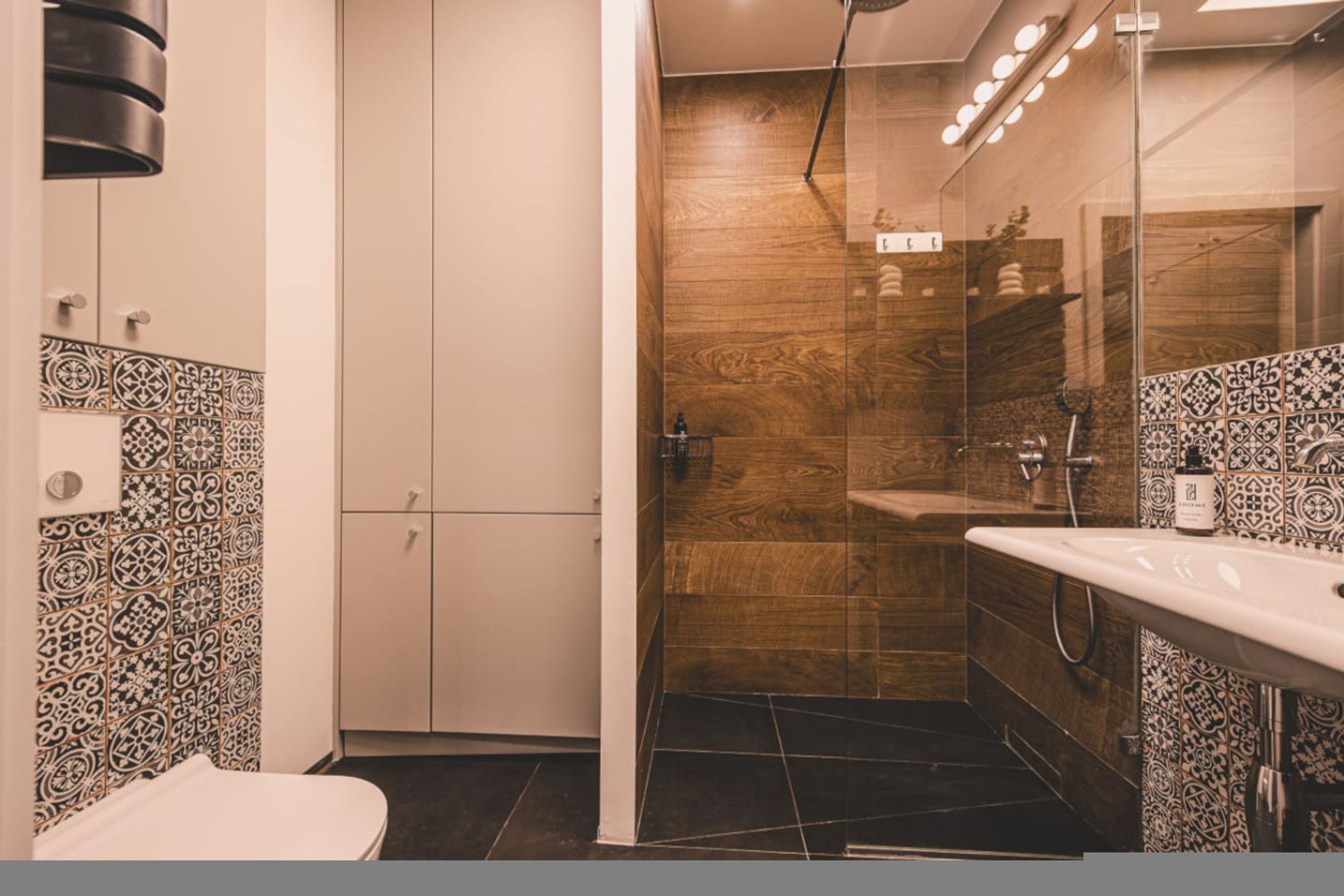 Een badkamer met toilet, wastafel en douche.