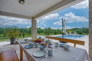 패밀리 하우스, 침실 3개, 발코니 (Sea View Villa With Pool) | 야외 식당