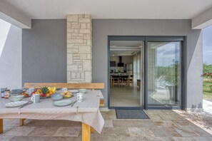 Outdoor dining - Sea View Villa With Pool (Medulin)