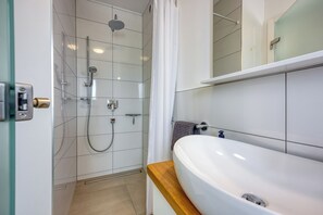 Casa familiar, varias habitaciones (Sea View Villa With Pool) | Baño | Bañera y ducha independientes, toallas, jabón y champú