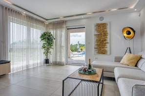 บ้านพักสำหรับครอบครัว, หลายห้องนอน (Sea View Villa With Pool) | บริเวณนั่งเล่น | สมาร์ททีวี 21 นิ้ว พร้อมช่องดิจิตอล