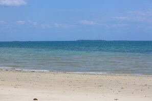 Family Room, Garden View - MKUNGU HOUSE PRIVATE VILLA  (Kama)