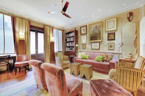 Apartment | Living area - Historic Elegance in the Heart of Marais - 6p/2br (Paris)