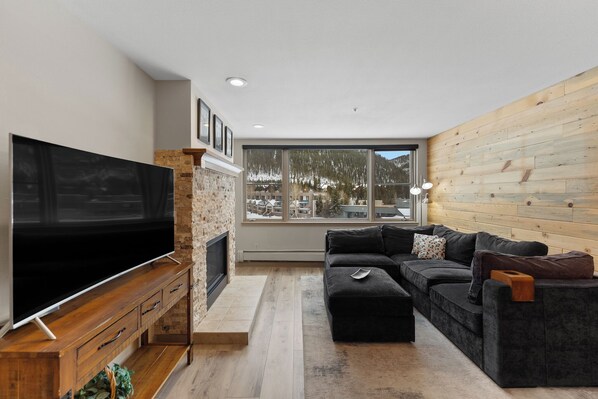 Smart TV, fireplace - Lakefront Mountain Condo - Near Ski Base, Shops, Dining (Keystone)