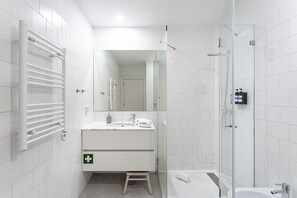 Haartrockner, Handtücher, Seife, Toilettenpapier