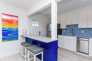 Fridge, microwave, oven, stovetop - Casa Del Sol, 2 bedroom condo in Fenwick Island! Walking distance to the beach. Free WIFI, Shopping and more! (Fenwick Island)