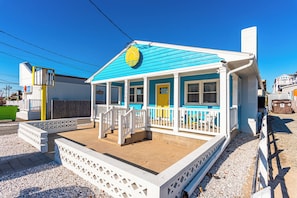 Exterior detail - Casa Del Sol, 2 bedroom condo in Fenwick Island! Walking distance to the beach. Free WIFI, Shopping and more! (Fenwick Island)