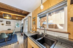 Fridge, microwave, oven, stovetop - Blue Bear Cabin: Pet Friendly, EV Charger, BBQ (South Lake Tahoe)