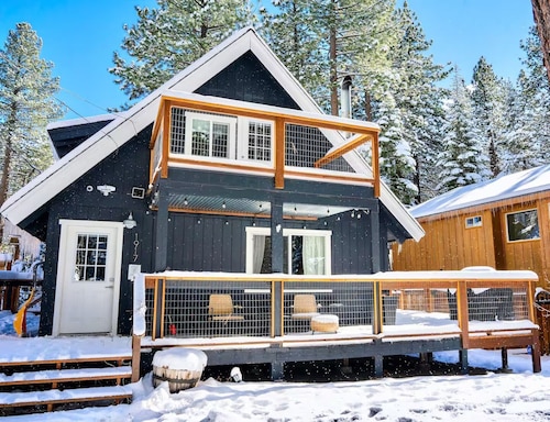 Blue Bear Cabin: Pet Friendly, EV Charger, BBQ