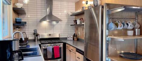 Frigorífico, microondas, horno y placa de cocina