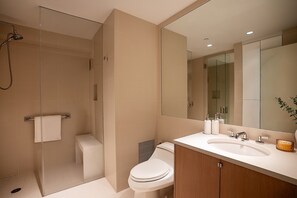 Shower, hair dryer, towels, soap - New 2BR in Heart of Manhattan Central Park Views (New York)