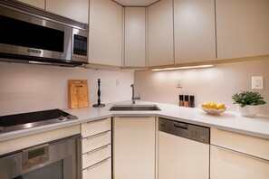 Private kitchen - New 2BR in Heart of Manhattan Central Park Views (New York)