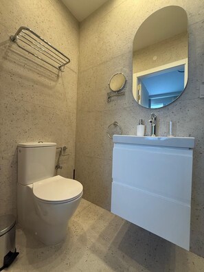 Doccia, asciugacapelli, asciugamani, sapone