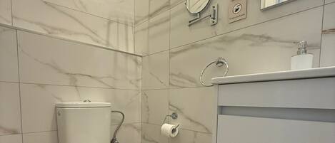 Een douche, een haardroger, handdoeken, zeep