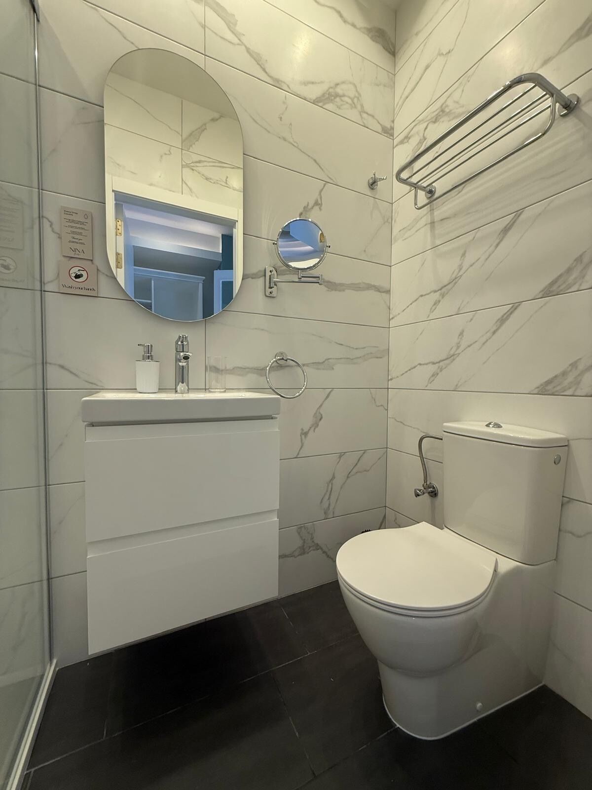 Regadera, secadora de cabello, toallas, jabón 