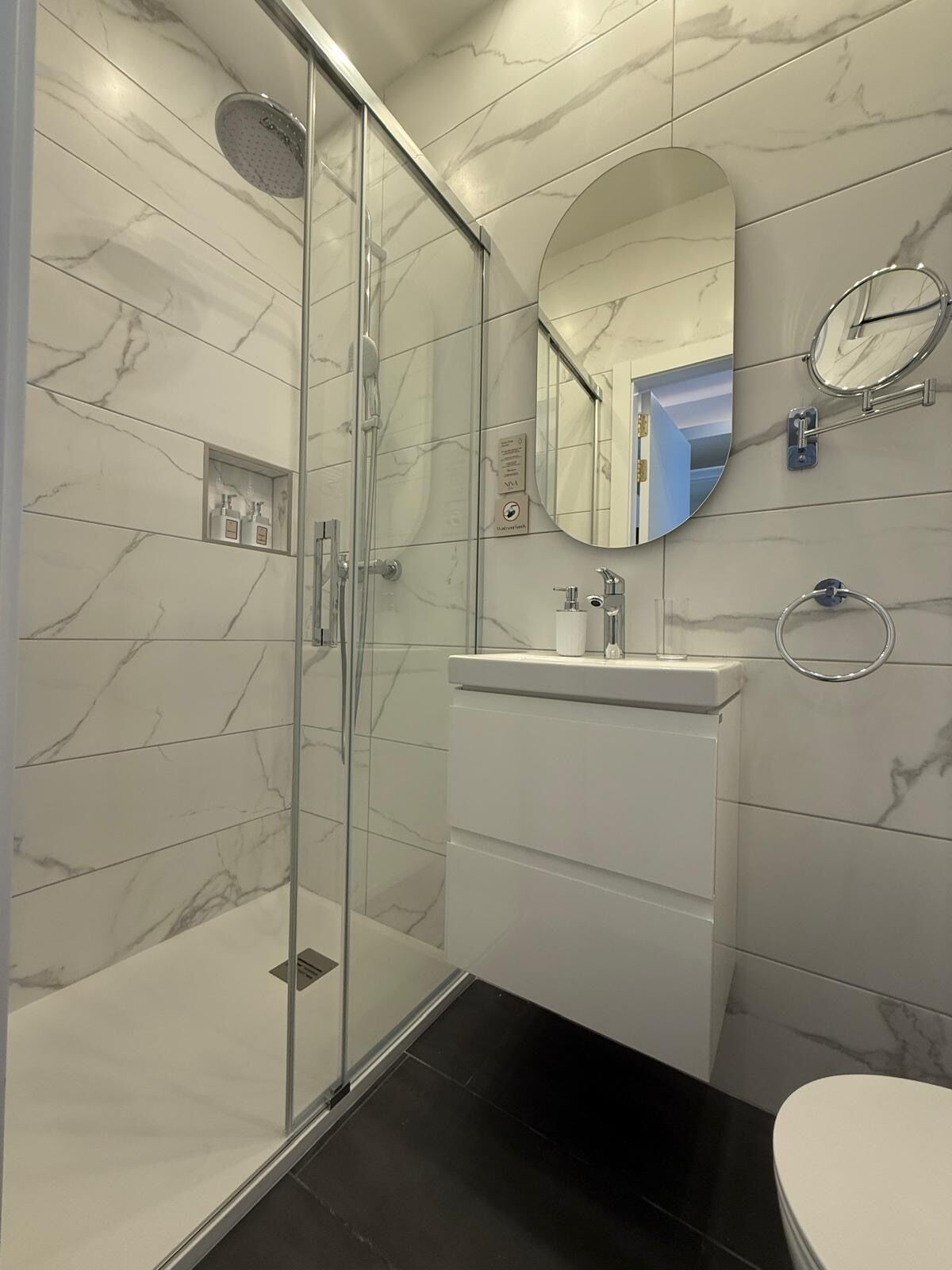 Regadera, secadora de cabello, toallas, jabón 