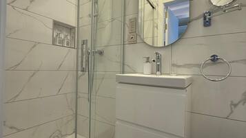 Regadera, secadora de cabello, toallas, jabón