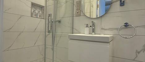 Regadera, secadora de cabello, toallas, jabón