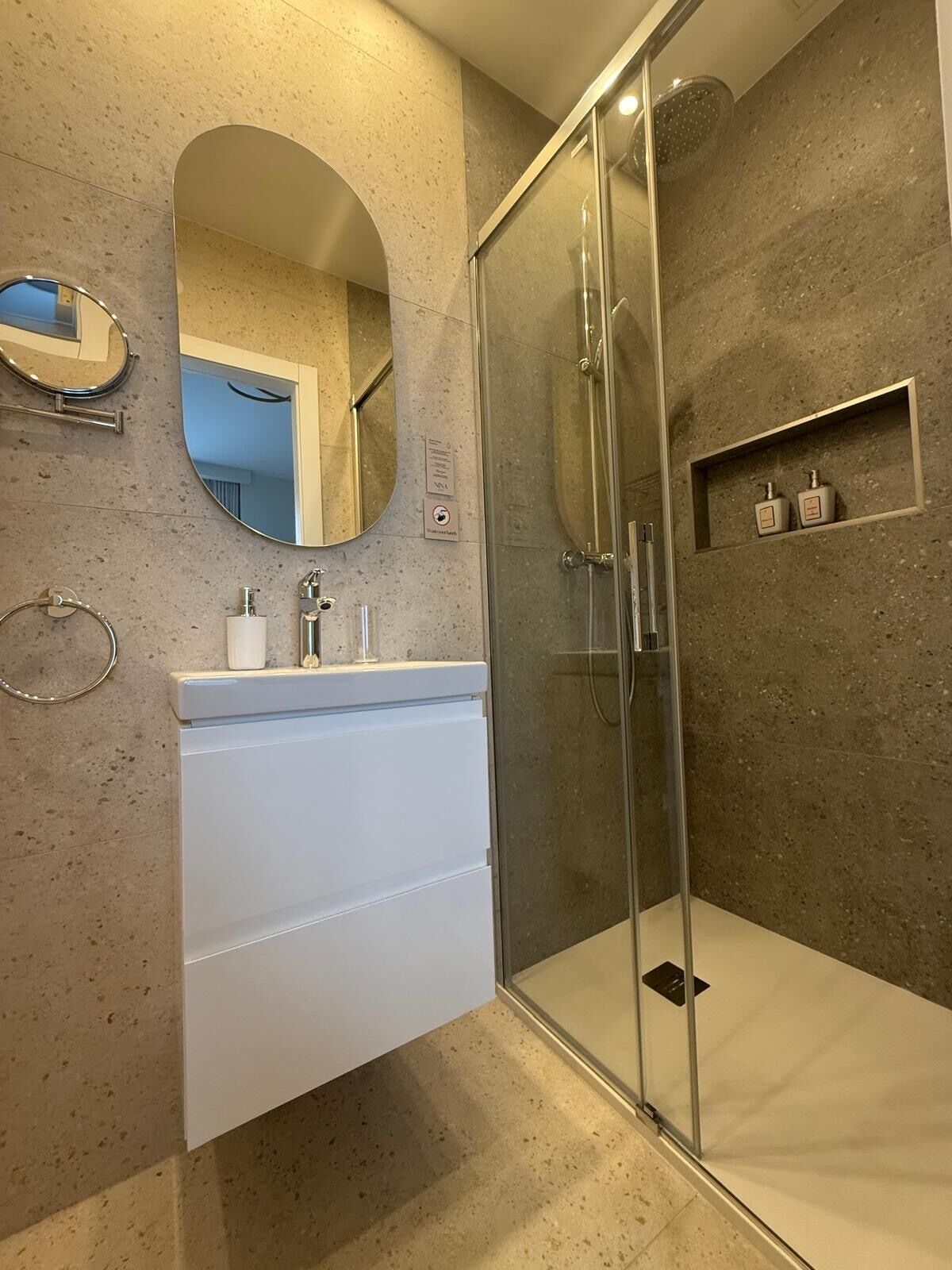 Regadera, secadora de cabello, toallas, jabón 