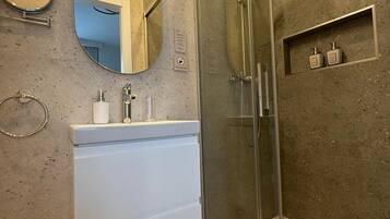 Regadera, secadora de cabello, toallas, jabón