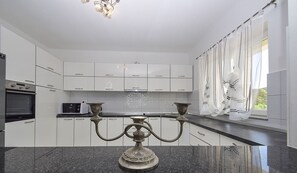 Villa | Cuisine privée | Réfrigérateur, micro-ondes, four, plaque de cuisson