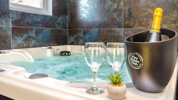 A spa tub with a bottle of champagne and two glasses. - Villa Julija (Vodice)
