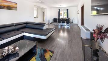 Villa | Oppholdsrom | Peis