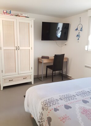 2 chambres, fer et planche à repasser, Wi-Fi, draps fournis