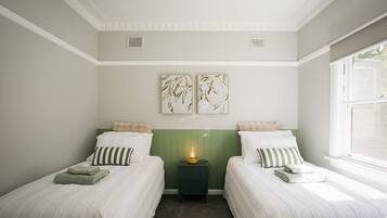 2 habitaciones, tabla de planchar con plancha, internet y ropa de cama