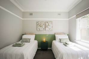 2 bedrooms, iron/ironing board, internet, bed sheets - Violet's cottage (Bowral)