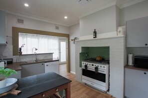 Microwave, oven, stovetop, dishwasher - Violet's cottage (Bowral)