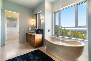 4 bedrooms, Internet - Luxury 4BR Hilltop Retreat With Scenic Views (Dripping Springs)