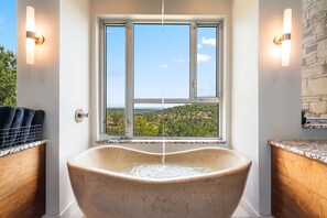 House | 4 bedrooms, Internet - Luxury 4BR Hilltop Retreat With Scenic Views (Dripping Springs)