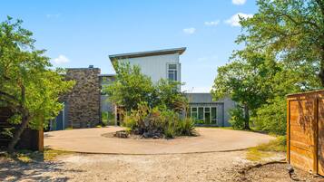 House | 7 bedrooms, desk, Internet