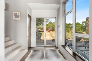 House - Luxury 7BR Hill Country Gem With Barndominium (Dripping Springs)