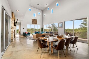 House - Luxury 7BR Hill Country Gem With Barndominium (Dripping Springs)