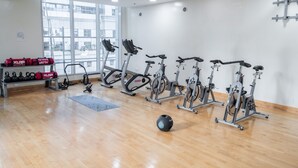 A gym with stationary bikes, kettlebells, and a medicine ball. - Stayshort - Modern 1 Bedroom Getaway Sleeps 4 in Dubai Marina (Dubai)