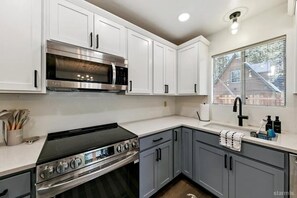 Casa, 3 habitaciones | Cocina privada | Refrigerador, horno, cafetera y tetera y tostadora 