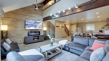 Resortwoning, 4 slaapkamers | Woonruimte | Een smart-tv en streamingdiensten