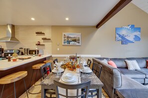 Dining - Pocono Paradise Ultimate Camelback Getaway 4 Bedroom Townhouse (Tannersville)