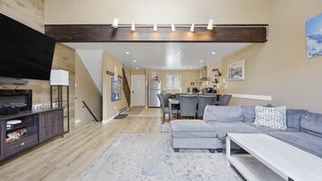 Casa de ciudad, 4 habitaciones | Área de sala de estar | Smart TV y servicios de streaming