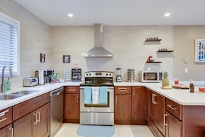 Townhome, 4 Bedrooms | Private kitchen - Pocono Paradise Ultimate Camelback Getaway 4 Bedroom Townhouse (Tannersville)