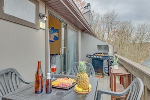 Townhome, 4 Bedrooms | Outdoor dining - Pocono Paradise Ultimate Camelback Getaway 4 Bedroom Townhouse (Tannersville)