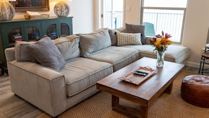 Condo, 4 habitaciones | Área de sala de estar