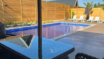 4 kolam renang outdoor