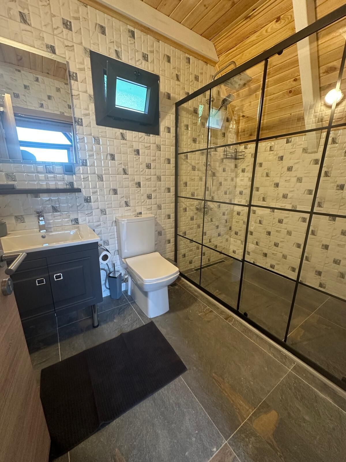 Bungalow Deluxe, vistas a la piscina | Baño | Artículos de higiene personal gratuitos, secador de pelo y toallas