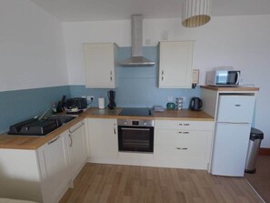 Fridge, microwave, oven, stovetop - Wendon Holidays - Waves (Dinas Dinlle)