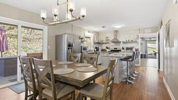 Cabin, 3 Bedrooms | Dining